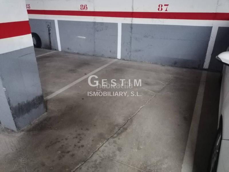 Foto 6856cc3f-48cc-4142-8970-1f75c7568850. Parking voiture dans Centre Vic