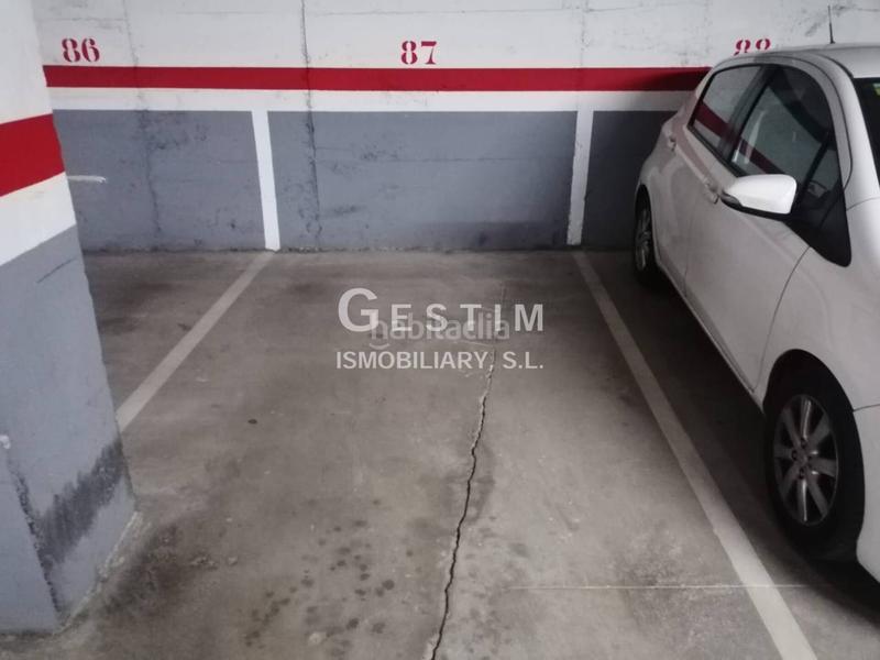 Foto 80e9de8b-1ae5-43e8-be18-20ca977bace0. Parking voiture dans Centre Vic