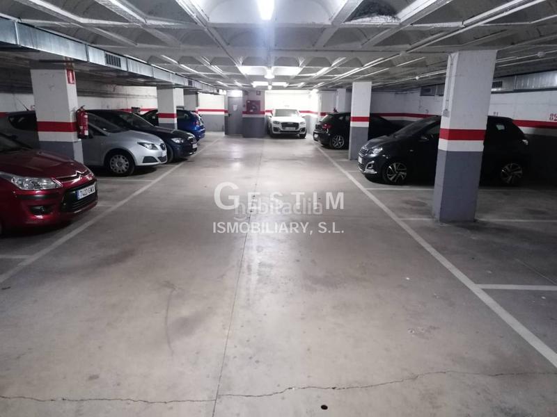 Foto 9fe98c02-1fed-4d4e-9d94-4c91e928844f. Parking voiture dans Centre Vic