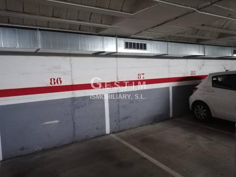 Foto a46e81b0-1fd0-4330-bfa3-bcb63a469058. Parking voiture dans Centre Vic