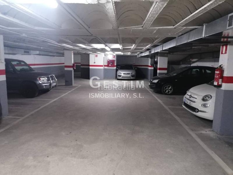 Foto b6d3a2fe-ee05-49e7-9954-04cf69f9d63f. Parking voiture dans Centre Vic