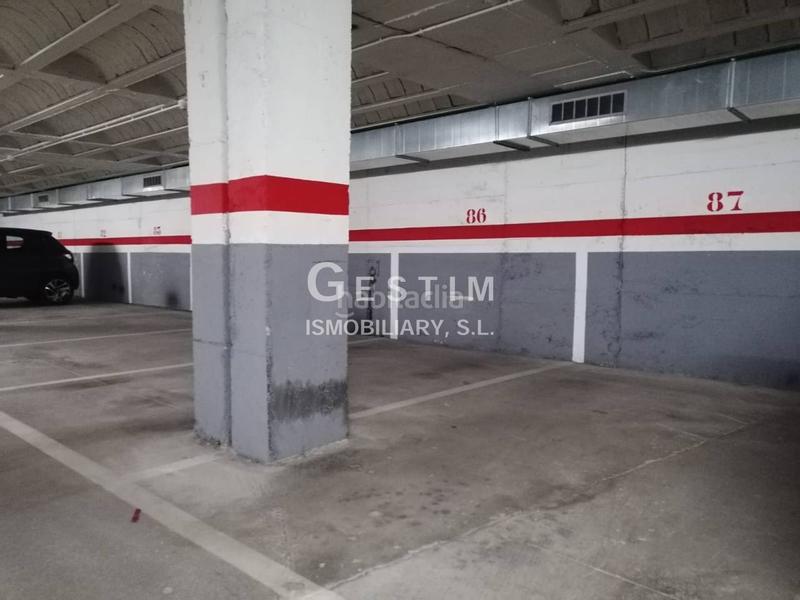 Foto b87874f3-95c0-4fef-a7ae-660b2e6a3d31. Parking voiture dans Centre Vic