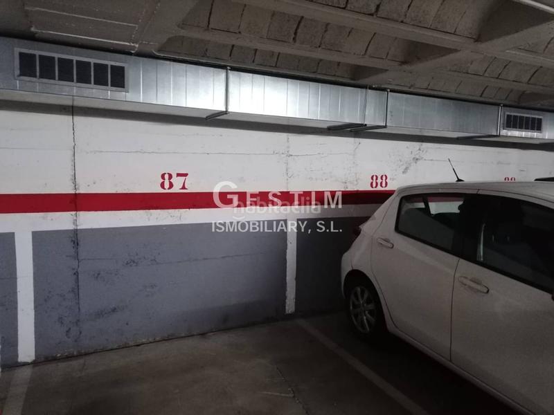 Foto d740b28d-59ec-4e59-b2dd-20ec36295666. Parking voiture dans Centre Vic