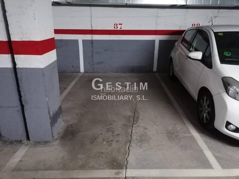 Foto e3b7cd9a-de53-4d3a-99d7-571b547ac746. Parking voiture dans Centre Vic