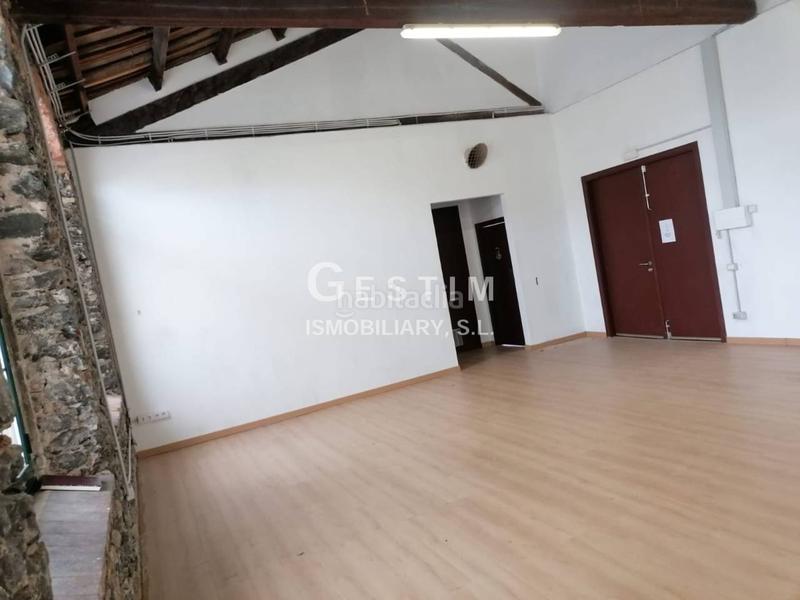 Foto 529e27f8-1a46-4918-9e18-e6bd9fa2868d. Alquiler local comercial en sant jordi 92 alquiler de local comercial zona caputxinssanta clarahospital en Vic