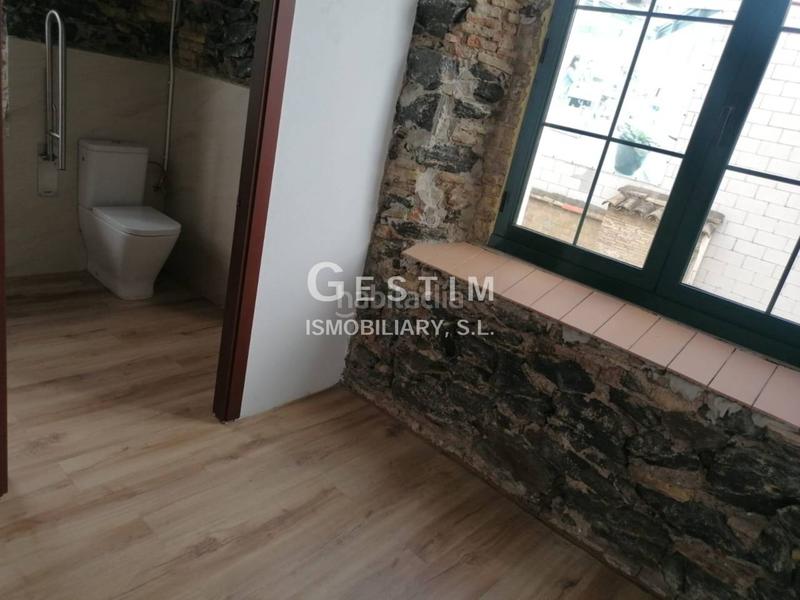 Foto a1be0265-83f5-4c99-ae4e-1d644ec0db5d. Alquiler local comercial en sant jordi 92 alquiler de local comercial zona caputxinssanta clarahospital en Vic