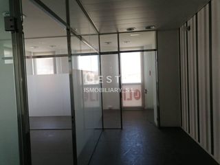 Affitto Ufficio in Calle moli den saborit 2. Alquiler de una oficina en vic, en la zona de capuchinossanta cl