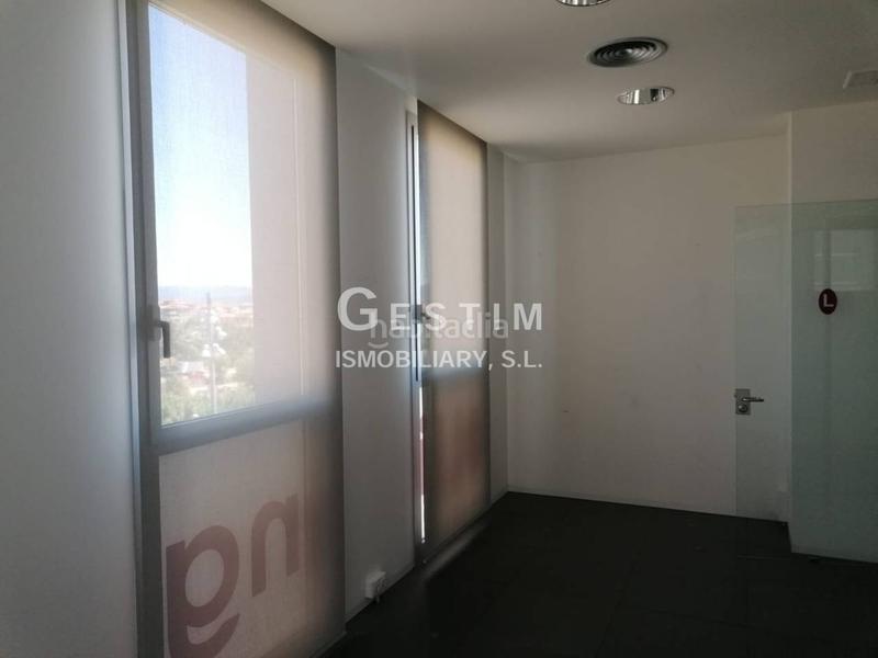Foto bc85b6a3-c5e6-42c9-8bda-03c3e733bf7f. Alquiler oficina  en alquiler , zona caputxinssanta clarahospital en Vic