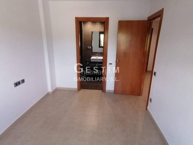 Foto b48d9991-13d4-4301-b24a-329ef58b402c. Piso en carrer de la serra 39 venta de un piso en Roda de Ter