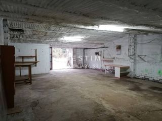 Rent Business premise  Calle les escomas. Alquiler de un almacén en tona