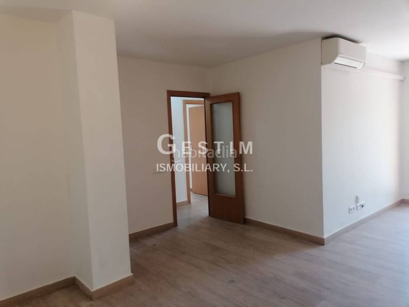 Foto 1cc2995c-3975-4f23-be3d-42398640bb3a. Apartament amb calefacció aparcament a Caputxins-Ambulatori Vic