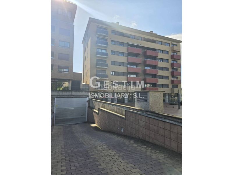 Foto 45ce0f45-4b5e-4d0f-8244-5b2c32c354da. Aparcament cotxe a calle eix onze de setembre 42 a Vic