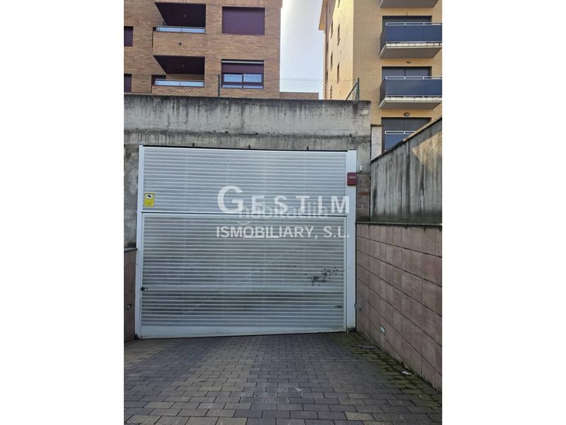Foto 4e8ea7ca-7d05-4073-a11d-7a651c724024. Aparcament cotxe a calle eix onze de setembre 42 a Vic