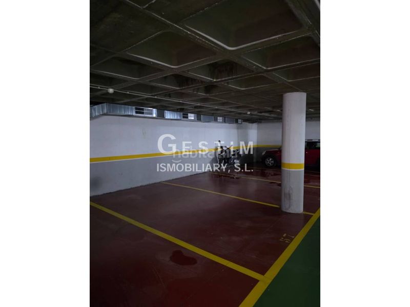 Foto 879554c0-824e-4051-9ba4-f6c990bd0b5f. Aparcament cotxe a calle eix onze de setembre 42 a Vic