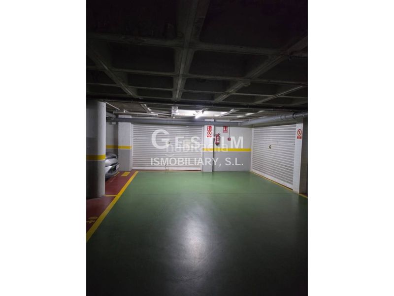 Foto 9314695b-f8bb-4436-8330-6fe2b07d75a5. Aparcament cotxe a calle eix onze de setembre 42 a Vic