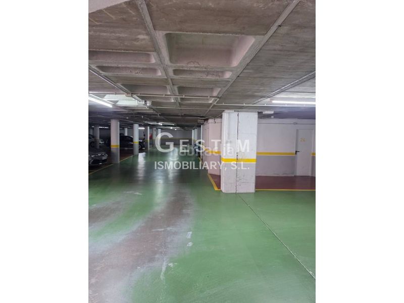Foto c75f976f-d376-4dec-a987-a5b778b9a026. Aparcament cotxe a calle eix onze de setembre 42 a Vic