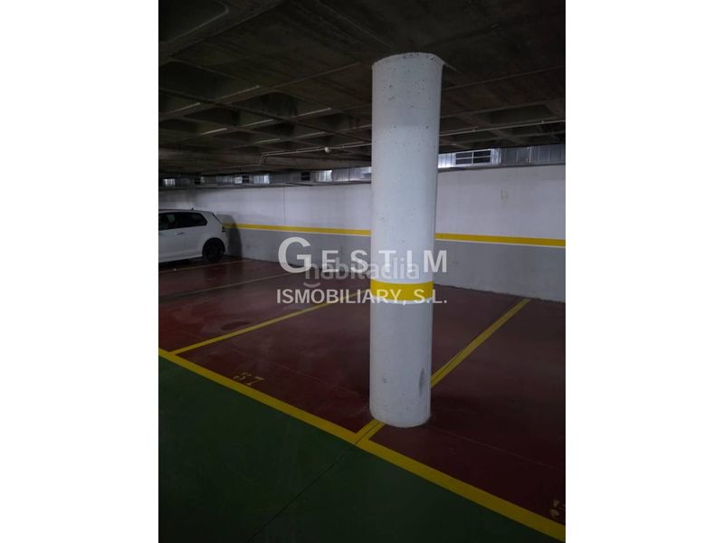 Foto fb1e0296-40ec-46ce-a056-8c48c88cd477. Aparcament cotxe a calle eix onze de setembre 42 a Vic