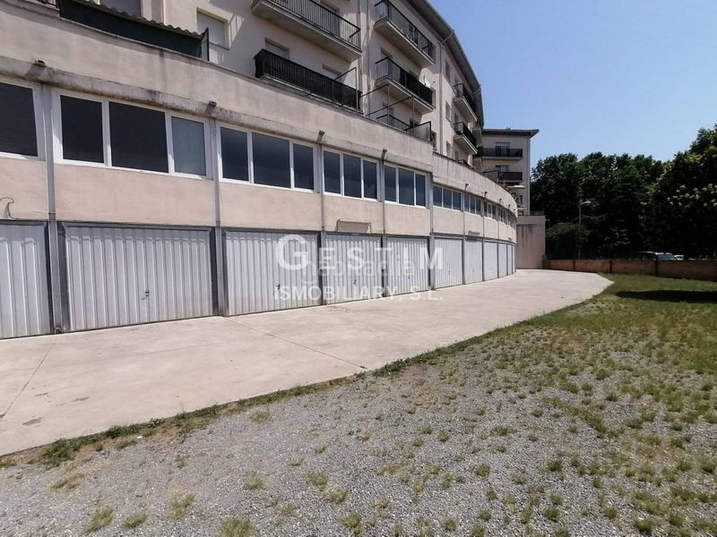 Foto 728efa00-b81a-49e2-b4c4-7f7e8676874a. Aparcament cotxe a Manlleu