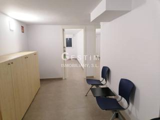 Lloguer Local Comercial  Canigò. Alquiler de un local comercial en vic  zona capuchinossanta clar
