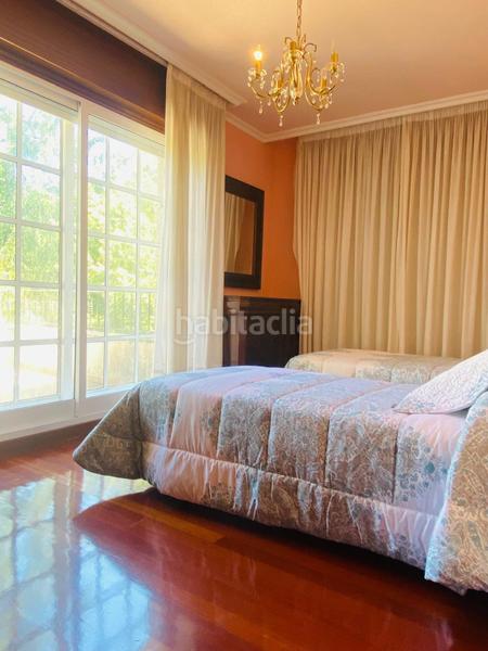 Foto dbd2d8d6-6178-4587-ab77-438b2fd6d4b5. Casa chalet con jardín y piscina en Redondela
