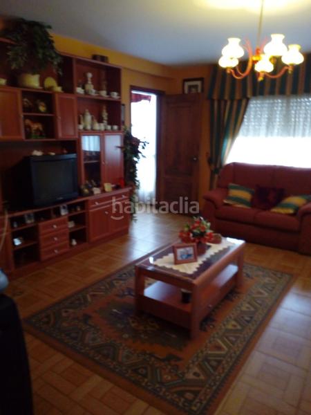 Foto 13a900a2-8210-4425-9be1-9019ef604dd7. Chalet  con jardín y piscina en Leiro