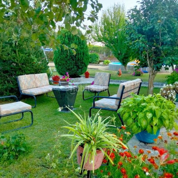 Foto 64a896fb-3b72-4b5c-8a2a-ce320b711526. Chalet  con jardín y piscina en Leiro