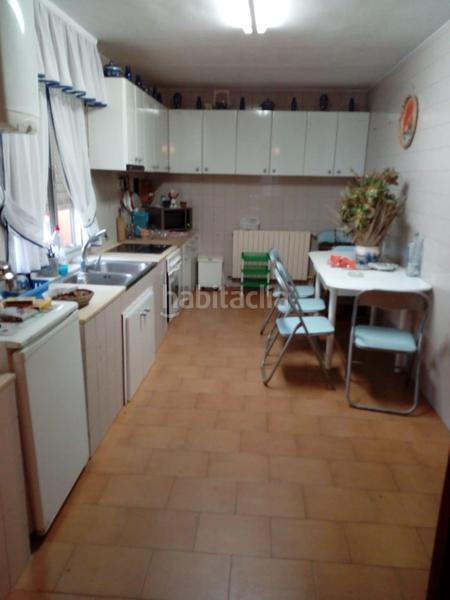 Foto aae8d25a-b496-4377-aab8-329c21274e66. Chalet  con jardín y piscina en Leiro