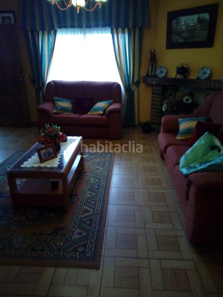 Foto afd63fcc-dc3e-46ba-9b37-eb0355bda0c3. Chalet  con jardín y piscina en Leiro