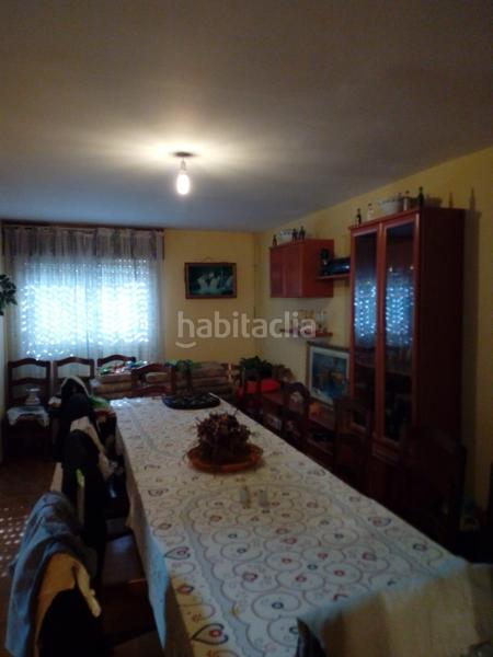 Foto b08ebdd0-1504-4fc0-b394-7d5551b64300. Chalet  con jardín y piscina en Leiro