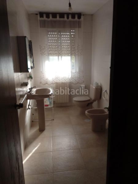 Foto b66f0e85-0c3f-4883-8f93-92b515915e52. Chalet  con jardín y piscina en Leiro
