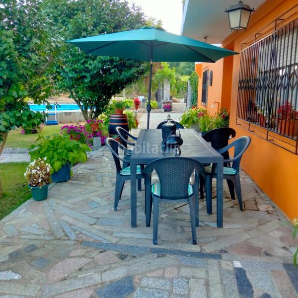 Foto cf8741e9-04c1-4f7d-a028-55ea034e8159. Chalet  con jardín y piscina en Leiro