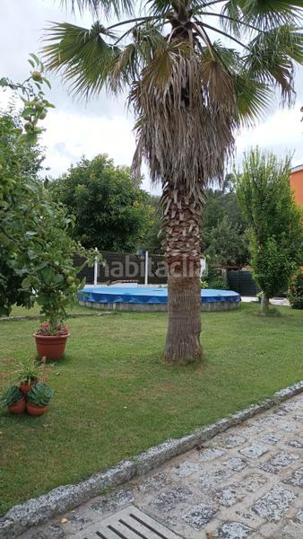 Foto d0f3a350-d8a9-47a8-897f-d1a808da0822. Chalet  con jardín y piscina en Leiro