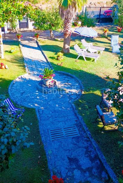 Foto e5f602e5-470b-4eb9-972e-7203defbd59c. Chalet  con jardín y piscina en Leiro