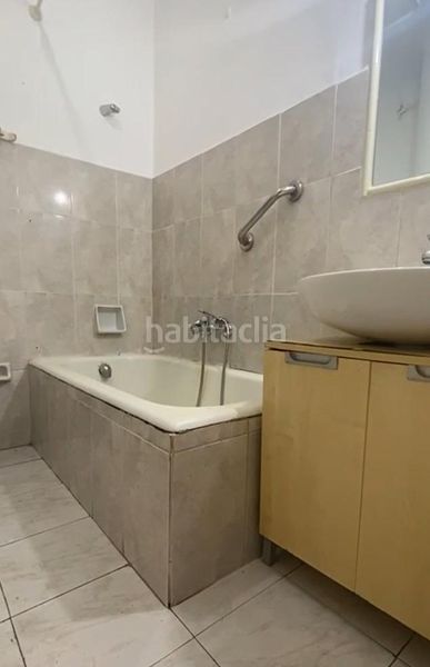 Foto dbc7e034-7f8e-40c3-a725-f34d2390e834. Edificio  independiente de 260 m2 con parcela en ramón nieto en Vigo