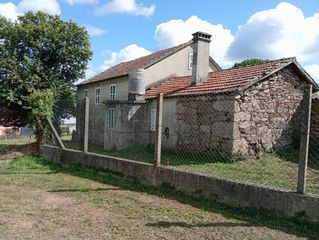 Casale in Ponteareas. Propiedad rústica con casa de piedra y gran extensión de terreno