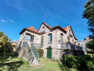 Casa  Progreso. Villa indiana con jardín francés en o porriño.