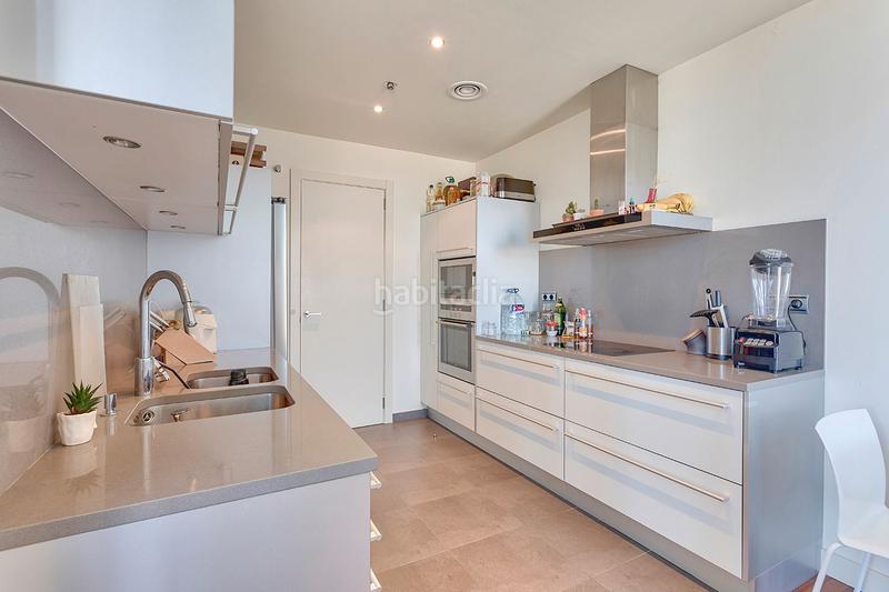 Foto 244a3fb6-94c8-4e8d-b28c-eef00fcfe01f. Alquiler ático exclusivo ático dúplex con terraza y piscina privada con vistas al mar en Barcelona