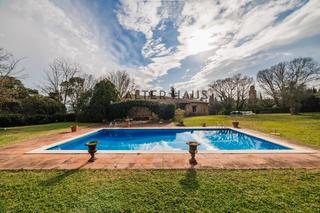 Masia  Carrer sant sebastia. Masía restaurada con piscina, jardines y campos en corçà, girona