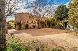 Masia  Carrer sant sebastia. Masía restaurada con piscina, jardines y campos en corçà, girona