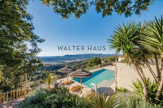 Xalet  Carrer mas tapes. Villas de lujo con piscina privada y vistas al mar en la costa b