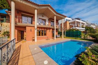 Chalet  Carrer alzina. Casa en venta con piscina privada cerca de la playa, castell-pla