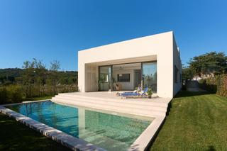 Terreny residencial  Carrer cerdanya. Casa con diseño funcional en parcela amplia y proyecto incluido,