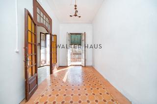 Piso  Carrer de balmes. Piso con terraza privada para reformar en finca regia en el quad