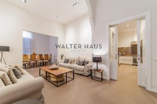 Casa  Carrer estret. Casa modernista y catalogada con licencia turística, sant feliu