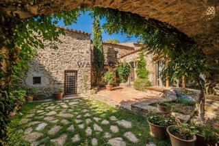 Mas  Calle raval de dalt. Masía empordanesa, vall llobrega