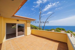 Chalet  Carrer de mas pei. Casa moderna con piscina y vistas al mar en venta en punta brava