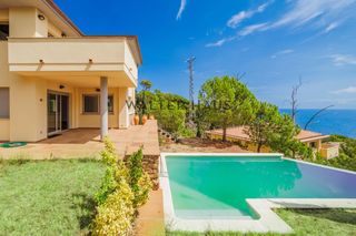 Xalet  Carrer de mas pei. Casa de lujo en punta brava con vistas al mar, jardín y piscina