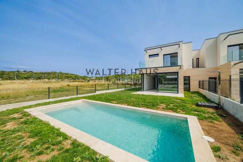 Foto af4b3270-8122-4ccc-ba15-d4c9f252a483. Casa adossada amb aparcament piscina a Lloret Blau - La Creu de Lloret Lloret de Mar