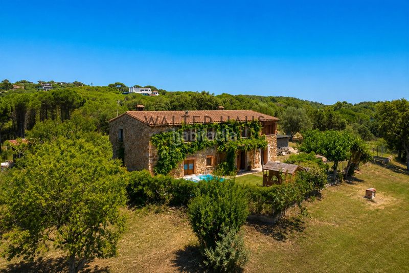 Foto ac1ee37b-3cb6-4525-b819-90a9602f3d40. Masia amb xemeneia aparcament piscina a Puig Ses Forques - Torre Colomina Sant Antoni de Calonge