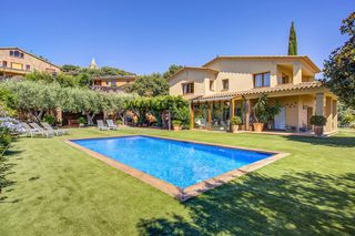 Chalet  Carrer onze de setembre. Casa en venta en el centro histórico de mont-ras, baix empordà
